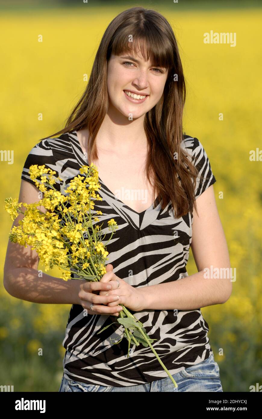 Junge Frau hält einen Blumenstrauss in der Hand Stock Photo