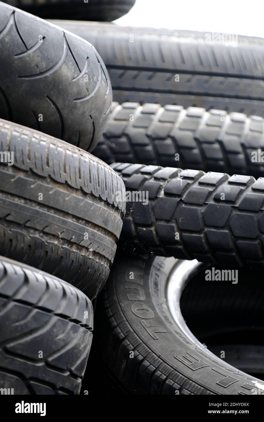 Alte Reifen, Autoreifen Stock Photo - Alamy