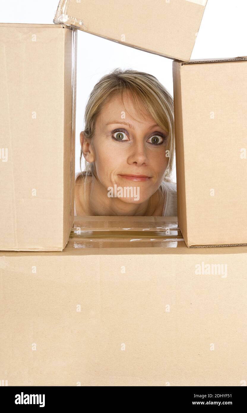 Blonde Frau mit Umzugkartons, Transport, Model Release, 30, 35, Jahre, Stock Photo