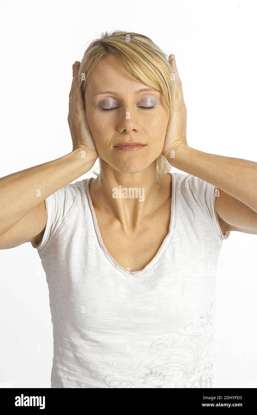 Blonde Frau will nichts hören, 30, 35, Jahre, Augen geschlossen, Stock Photo