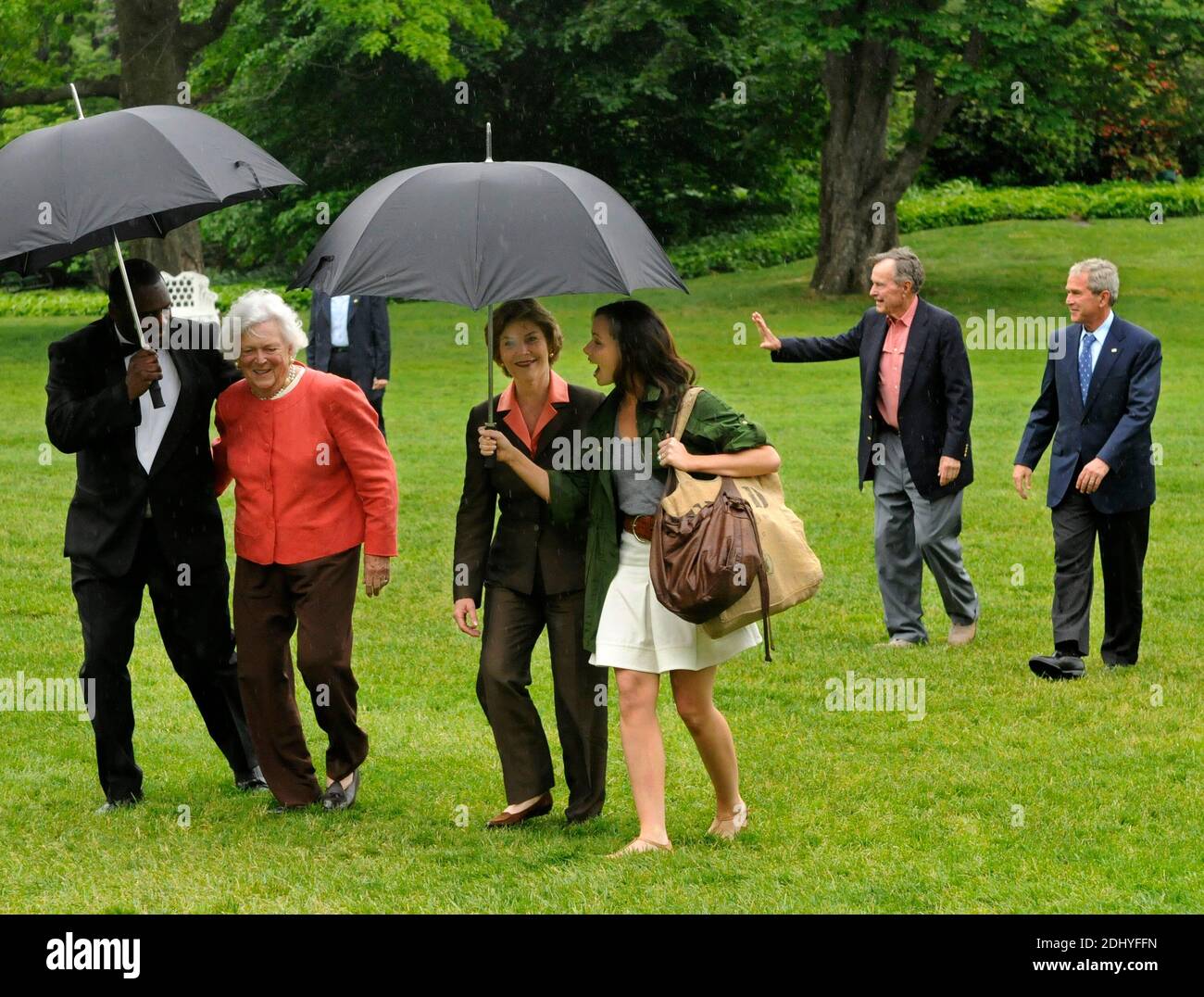 Former United States President George H.W. Bush (2nd,R) walks with US President George W. Bush as an aide assists former first lady Barbara Bush and first lady Laura Bush (C) walks with daughter Barbara, as they arrive at the White House from a weekend at the Crawford, Texas ranch, 11 May 2008 in Washington, DC, USA. Bush, whose daughter Jenna married Henry Hager at the ranch, described the experience as 'spectacular' and 'it's all we could have hoped for'. Photo by Mike Theiler/CNP/ABACAPRESS.COM Stock Photo