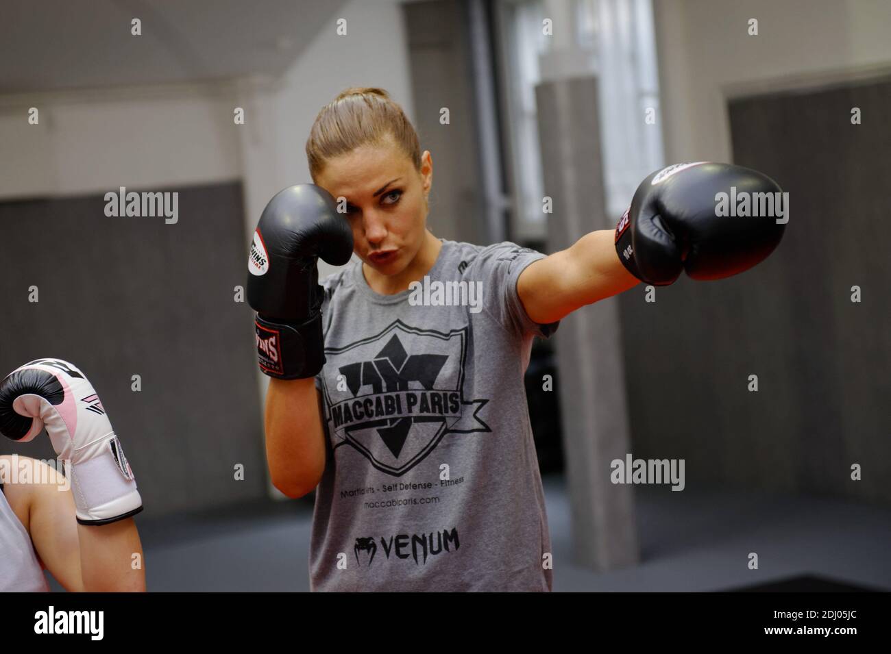 Exclusif - Ariane Brodier partage un entrainement de boxe thai avec Lola  pour soutenir l'association Babac'ards a Paris, France le 30 avril 2016.  Photo by Alban Wyters/ABACAPRESS.COM Stock Photo - Alamy