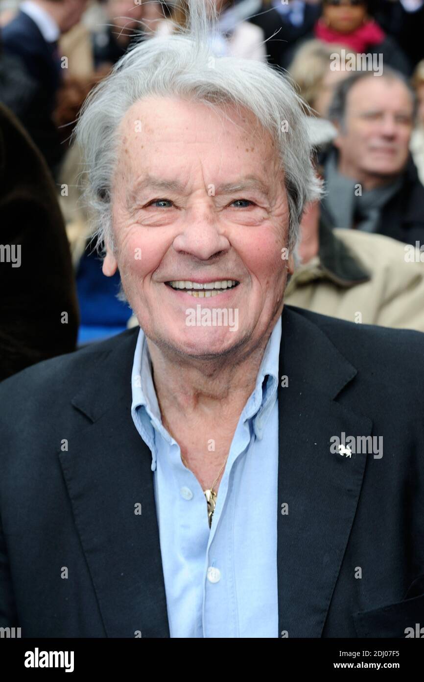 Alain Delon assiste a l'inauguration de la Place Henri Salvador en face