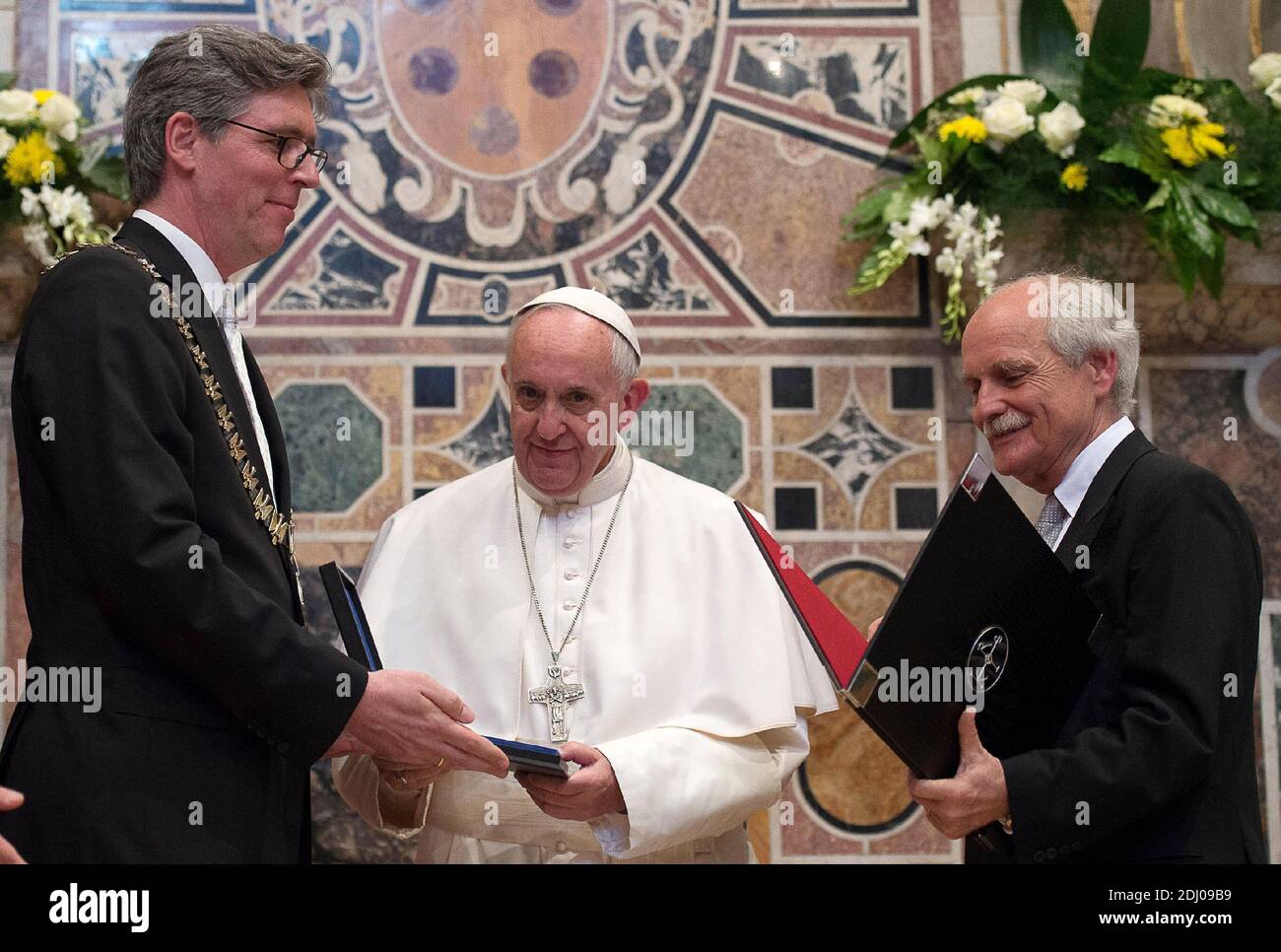 Pope Francis received the Charlemagne Prize from mayor of Aachen Marcel  Philipp (left) and Juergen Linden (right) during a ceremony at the Reggia  Hall on May 6, 2016 in Vatican City, Vatican.