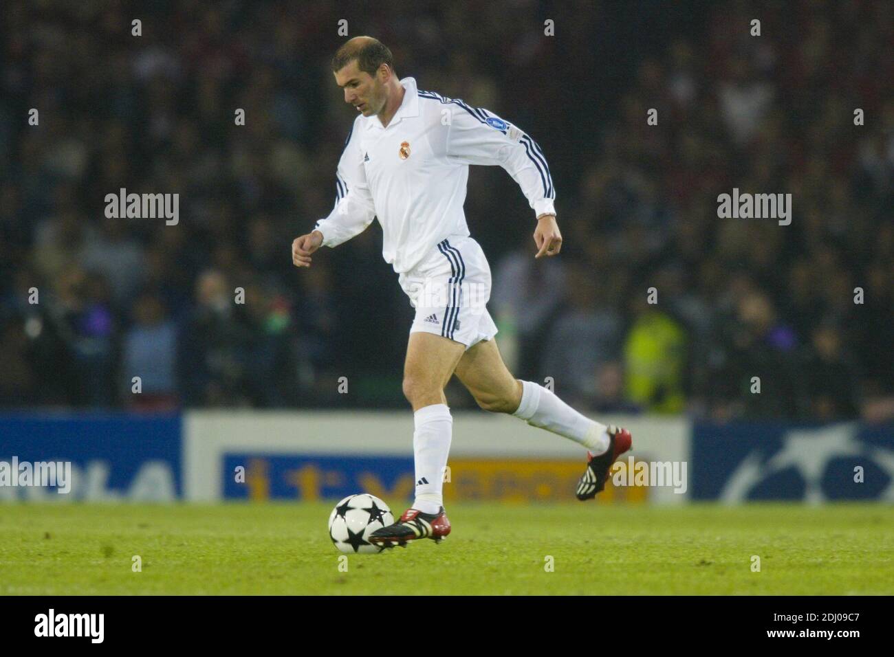 Zidane bayer leverkusen 2002 hi-res stock photography and images - Alamy