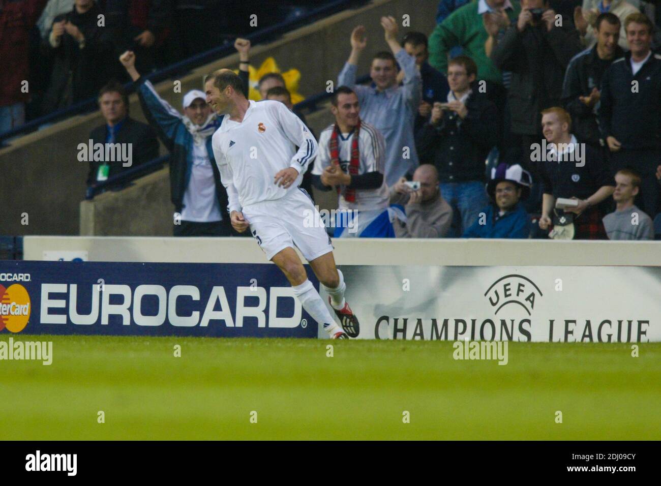 Zidane bayer leverkusen 2002 hi-res stock photography and images - Alamy