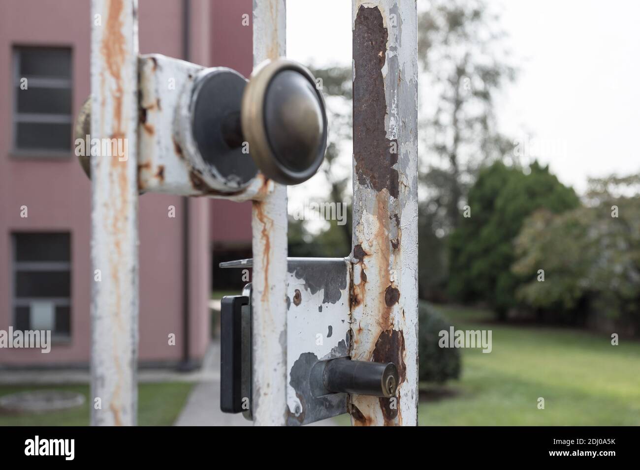 Damaged garden gate hi-res stock photography and images - Alamy