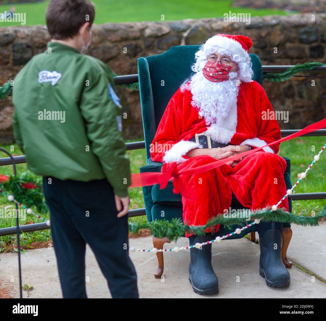 Naughty santa hi-res stock photography and images - Page 13 - Alamy, image size:1300x1277