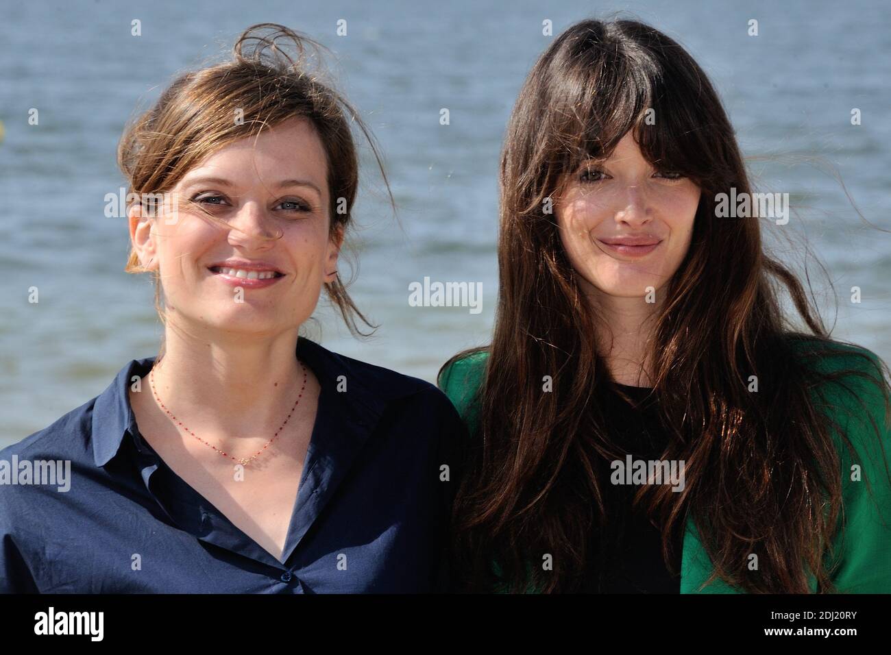 Marie Madinier et Charlotte Lebon assistent a un photocall lors du
