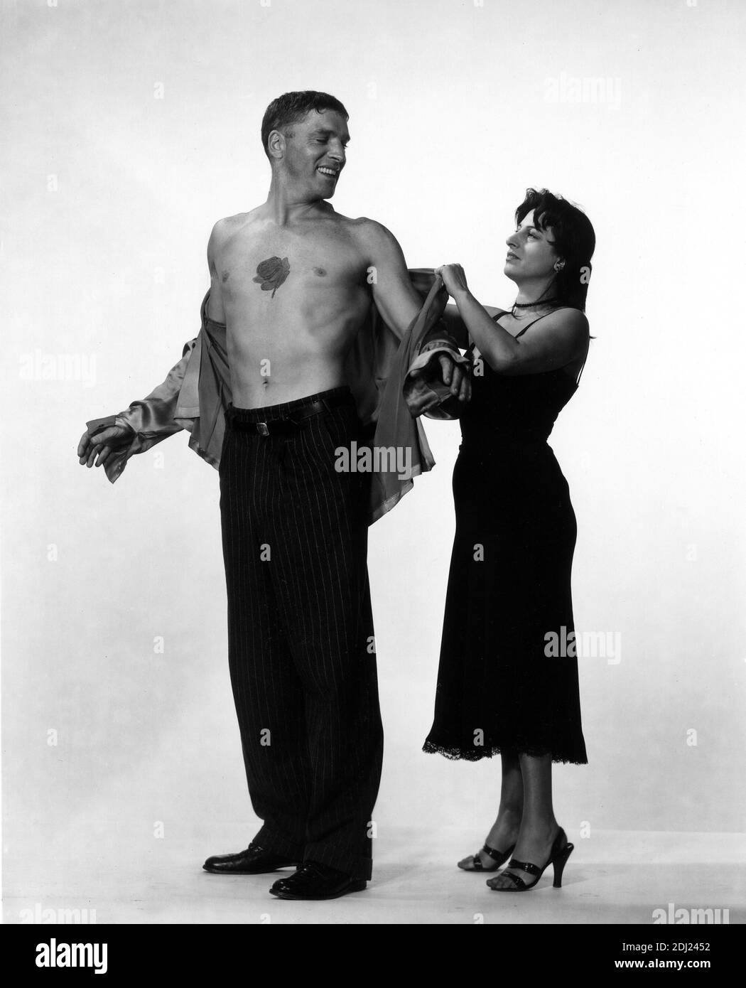 1955 , USA : The celebrated italian movie actress ANNA MAGNANI with BURT  LANCASTER in Hollywood Paramount Pictures Studio for the movie THE ROSE  TATTOO ( 1955 - La rosa tatuata )