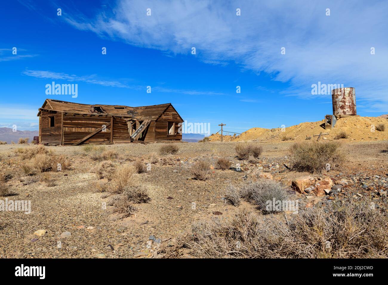 An abandoned shack and water tank on the Nevada desert Stock Photo - Alamy