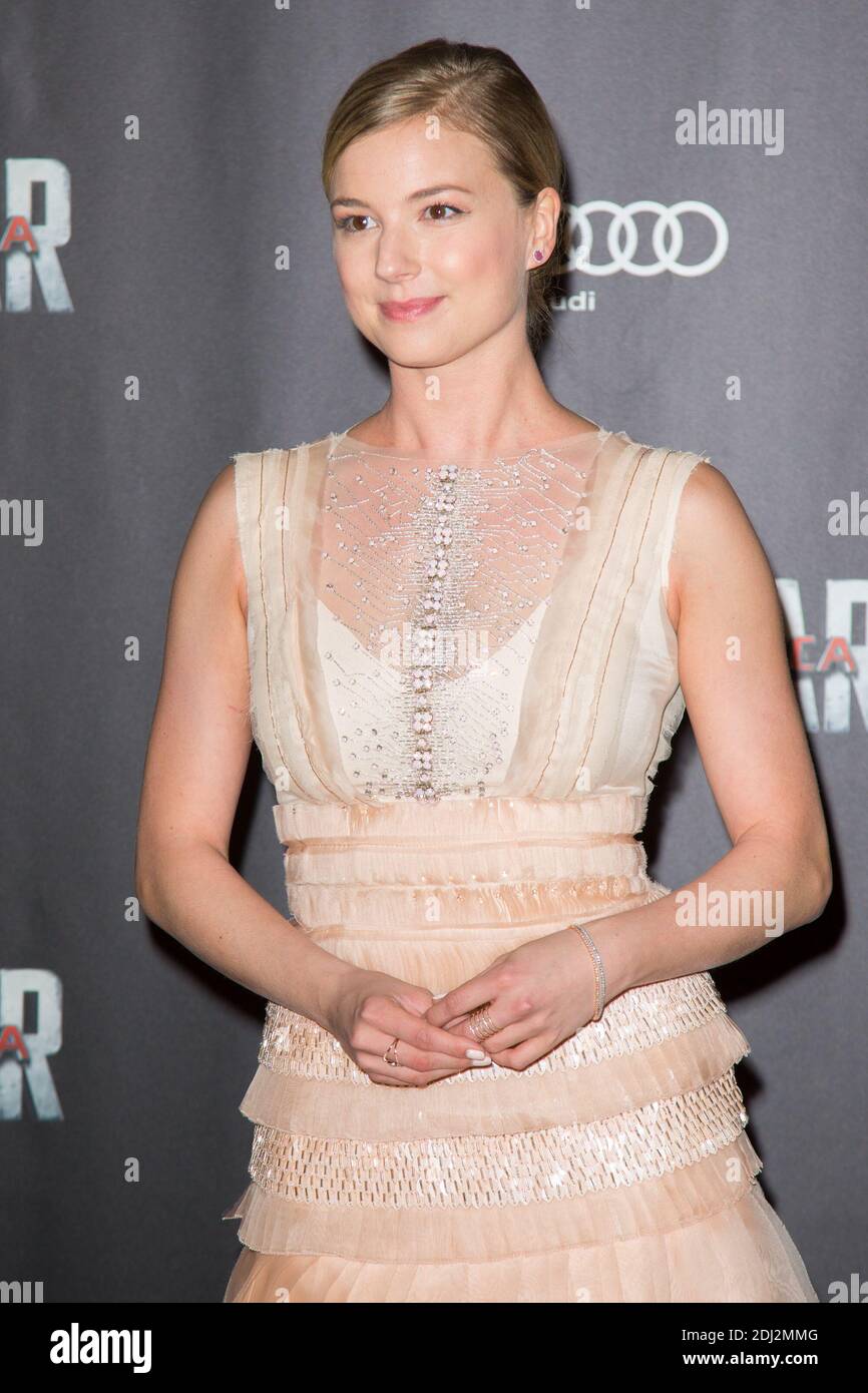emily-vancamp-premiere-du-film-captain-america-civil-war-au-grand