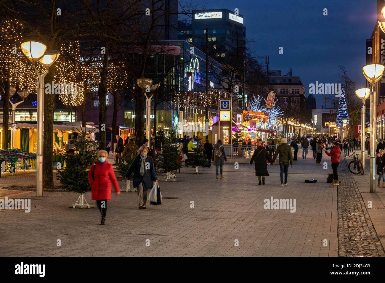Maskenpflicht in der Fußgängerzone Königstraße zur Vorweihnachtszeit während der Coronavirus-Pandemie Stock Photo