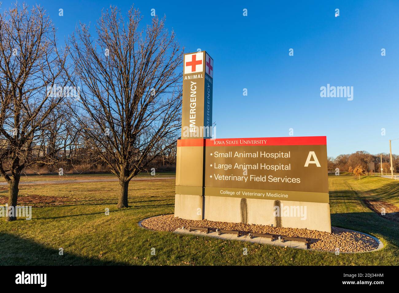 Ames Ia Usa December 4 2020 Iowa State University College Of Veterinary Medicine Animal Emergency Entrance 2DJ34HM 