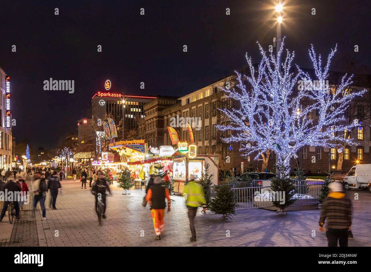 Vorweihnachtliches Treiben auf der Königstraße in Duisburgs Innenstadt Stock Photo