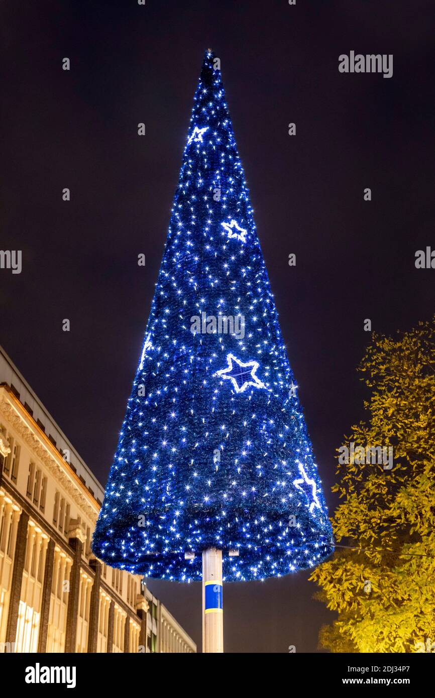 Pre-Christmas hustle and bustle on Königstraße in Duisburg's city center Stock Photo