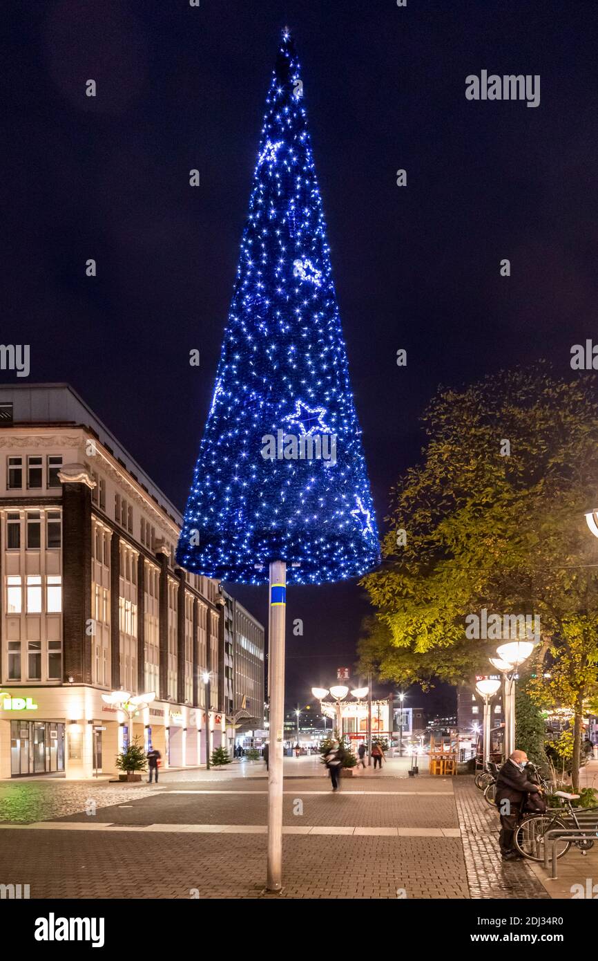 Pre-Christmas hustle and bustle on Königstraße in Duisburg's city center Stock Photo