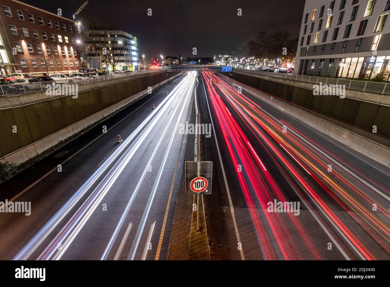 100 km sign hi-res stock photography and images - Alamy