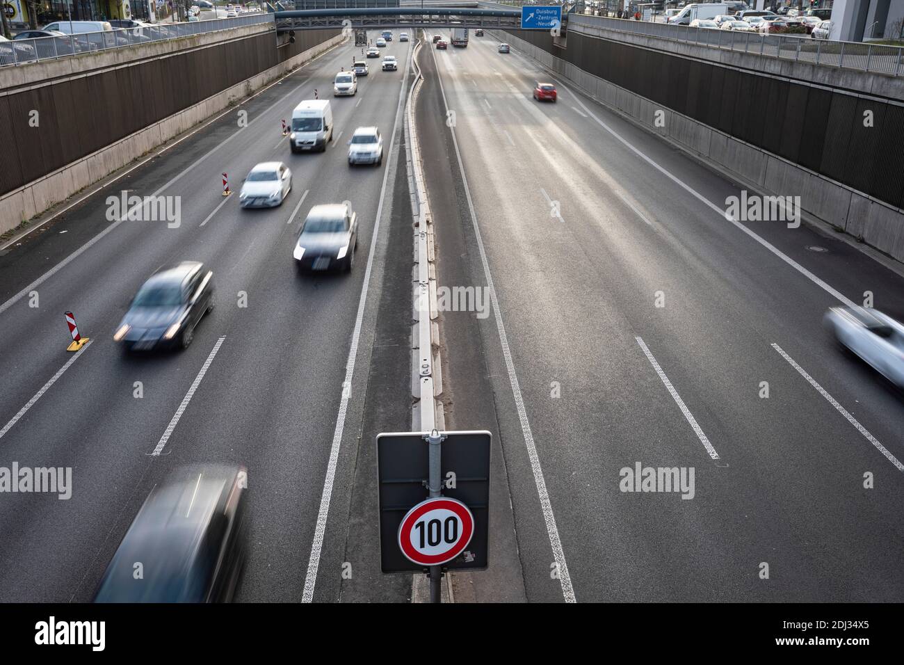 Maximum Speed 100 Km H On The A59 City Motorway In Duisburg Stock Photo Alamy