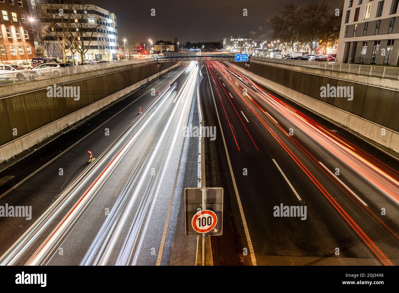 100 km sign hi-res stock photography and images - Alamy
