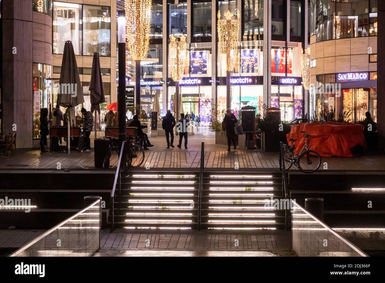 Vorweihnachtliches Treiben zur Corona-Zeit am Kö-Bogen Düsseldorf Stock Photo