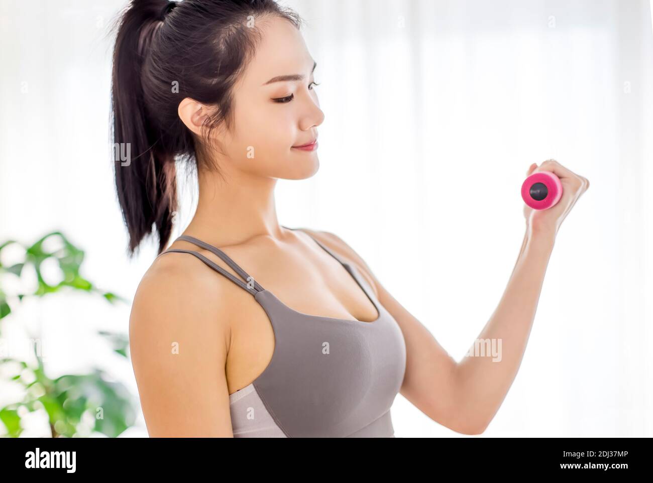 pose #female #workout #fitness #Dumbbell #8K #wallpaper #hdwallpaper  #desktop
