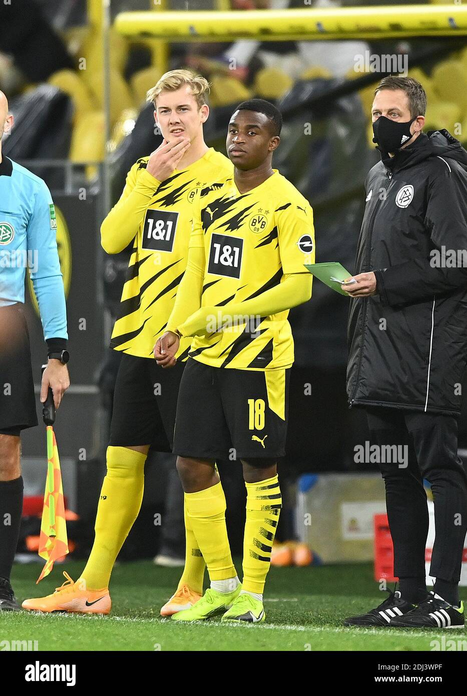 firo 12.12.2020 Soccer Soccer 1st Bundesliga season 2020 21 BVB Borussia Dortmund VfB Stuttgart 1 5 left to right Julian Brandt Youssoufa Moukoko Dortmund waiting for the substitution Photo ValeriaWit...