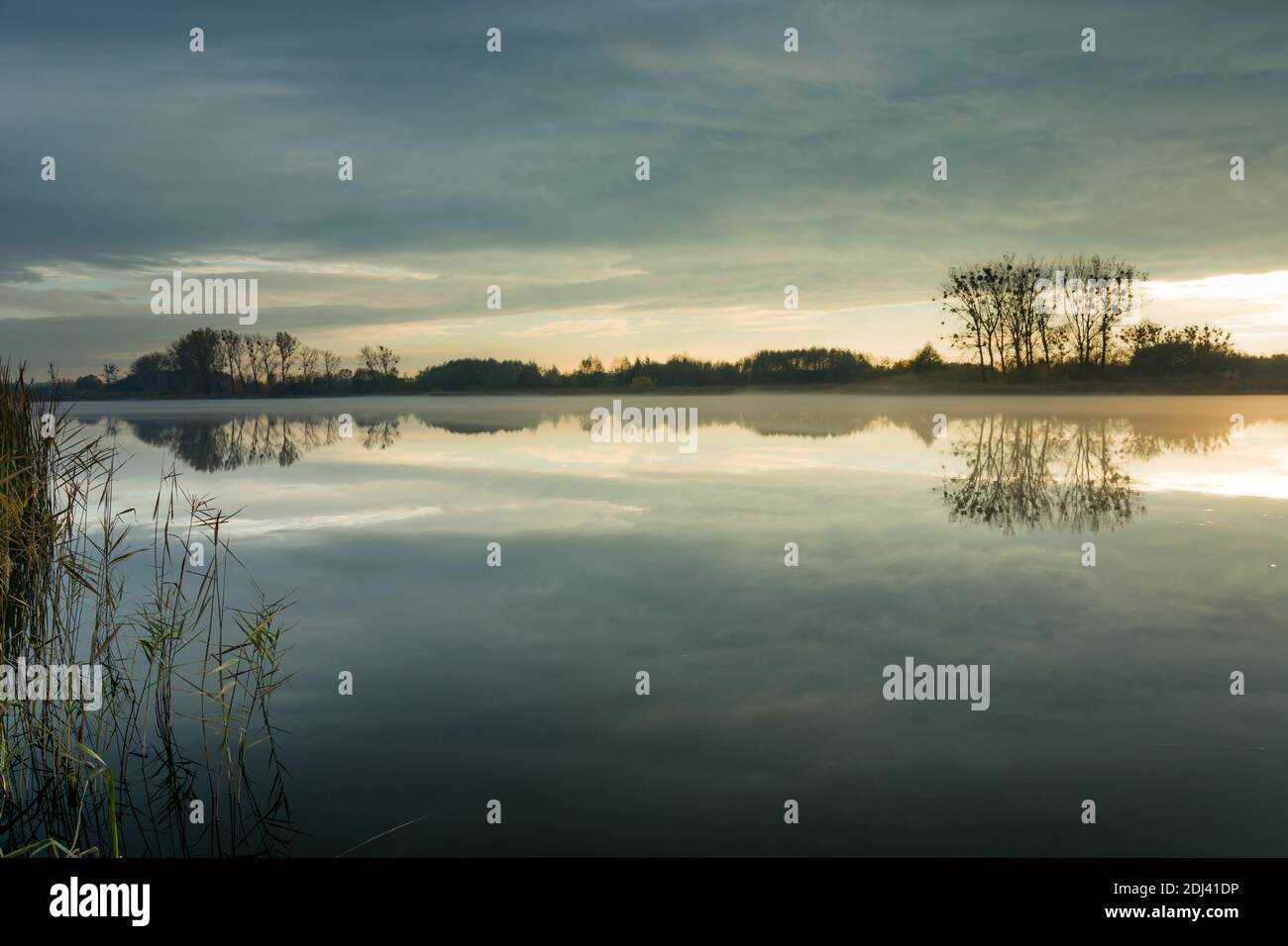 Fog lake hi-res stock photography and images - Alamy