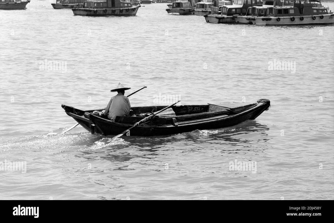 A traditional sampan boat in Singapore Harbour. 1987 Stock Photo Alamy