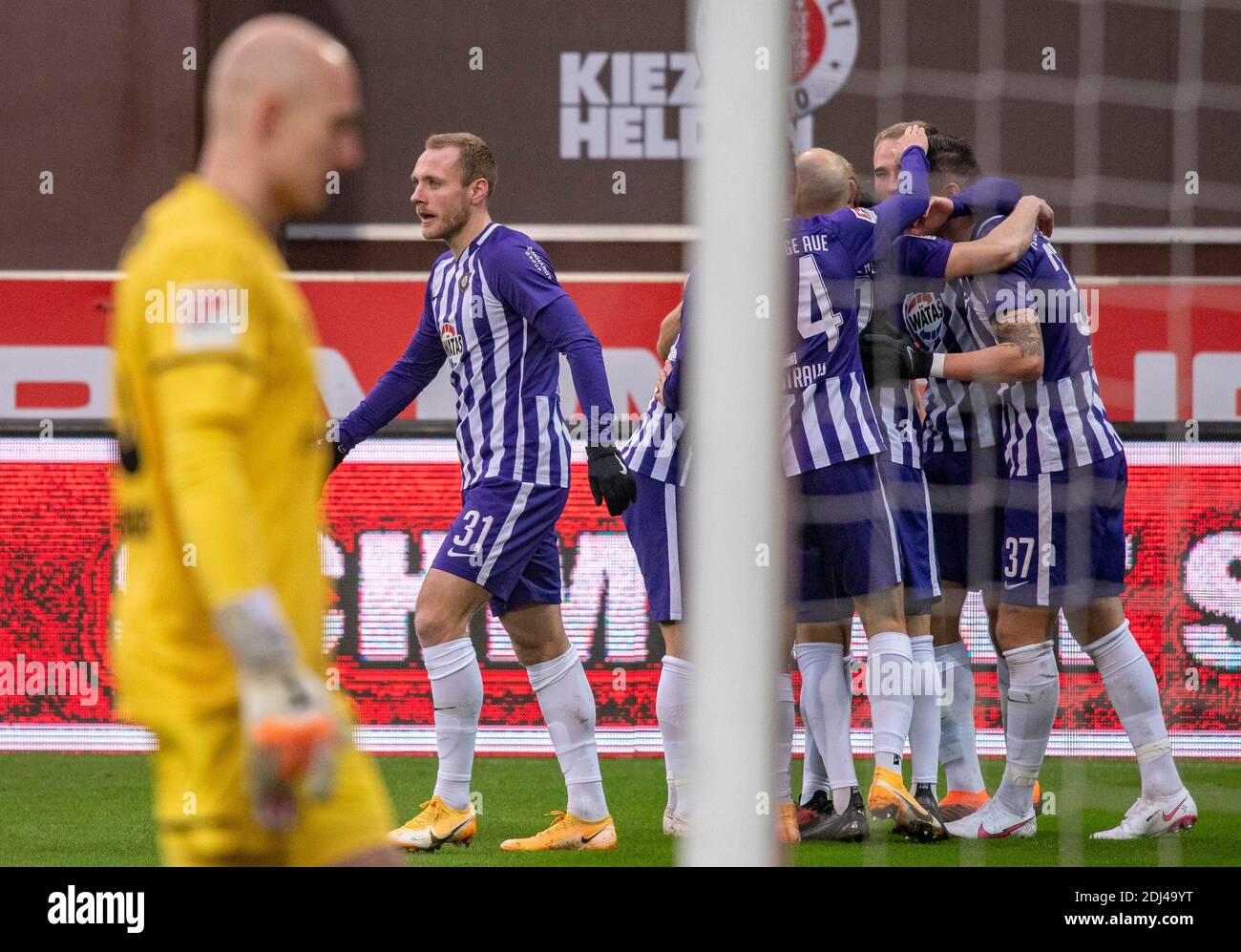 Hamburg, Germany. 13th Dec, 2020. Football: 2nd Bundesliga, FC St. Pauli - Erzgebirge Aue, 11th matchday. Aue's players celebrate the goal for 0:1 Credit: Axel Heimken/dpa - IMPORTANT NOTE: In accordance with the regulations of the DFL Deutsche Fußball Liga and the DFB Deutscher Fußball-Bund, it is prohibited to exploit or have exploited in the stadium and/or from the game taken photographs in the form of sequence images and/or video-like photo series./dpa/Alamy Live News Stock Photo