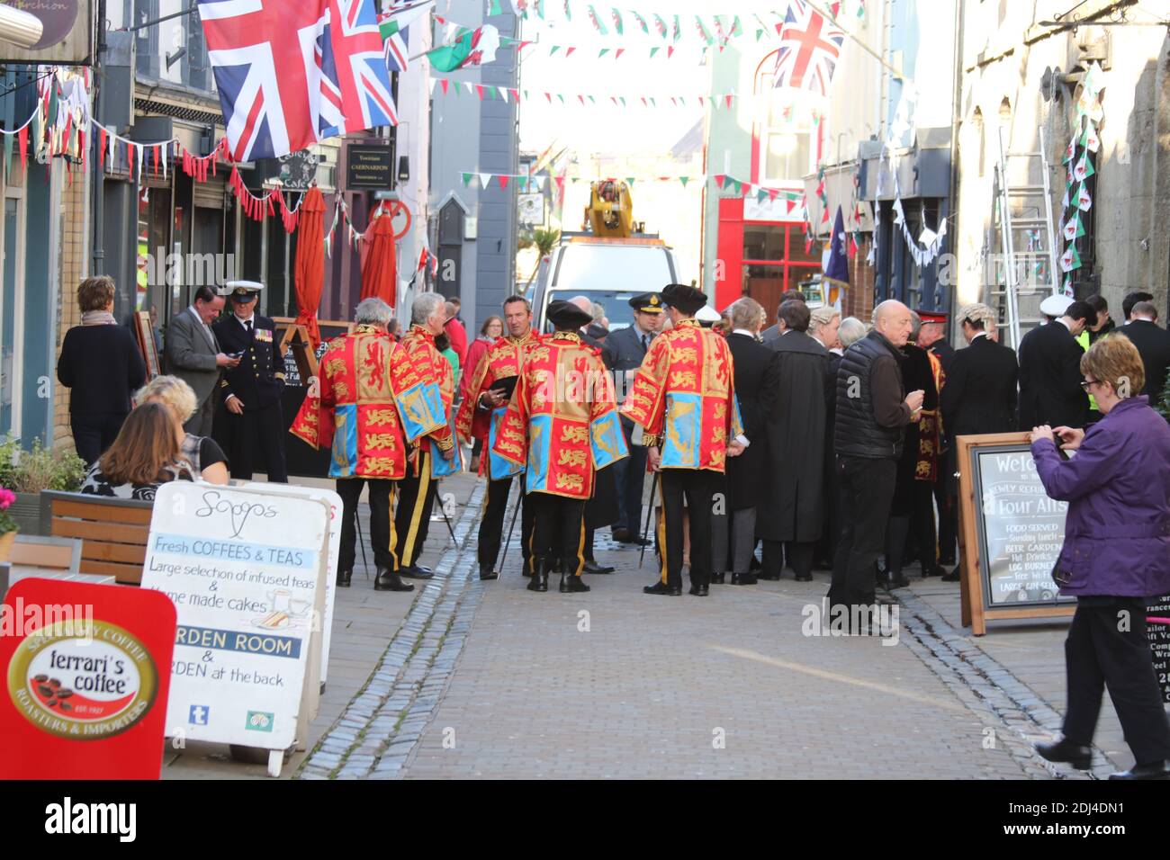 Netflix Drama the Crown filming the Investiture of Prince Charles at Caernarfon castles, North Wales Credit: Mike Clarke/ Alamy Stock Photos Stock Photo