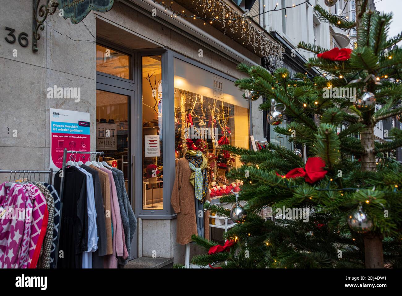 In Kiel wegen Corona-Pandemie zur Adventszeit im Jahre 2020 Lichterschmuck und Weihnachtsmarkt-light Stock Photo
