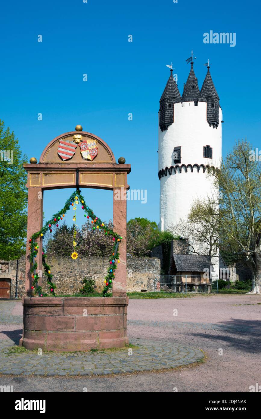 Fountain and Donjon, Castle Steinheim, museum of local history, Steinheim am Main, Hanau, Hesse, Germany  |Brunnen und Bergfried, Schloss Steinheim, H Stock Photo