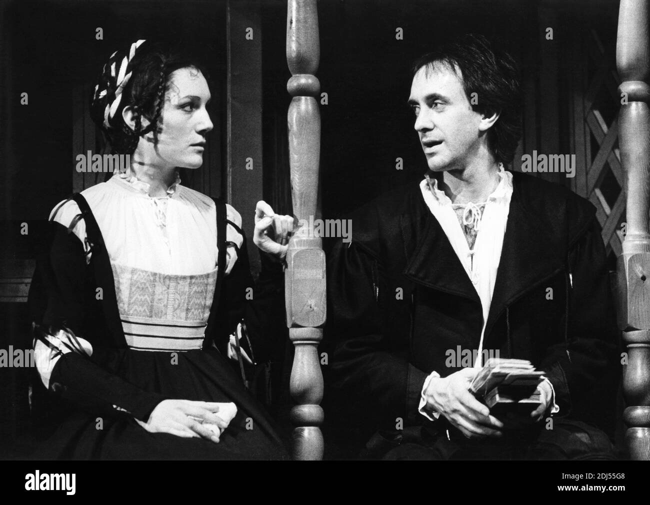Harriet Walter (Ophelia), Jonathan Pryce (Hamlet) in HAMLET by Shakespeare at the Royal Court Theatre, London  02/04/1980  set design: William Dudley   costumes: Sue Plummer   lighting: Gerry Jenkinson   director: Richard Eyre Stock Photo