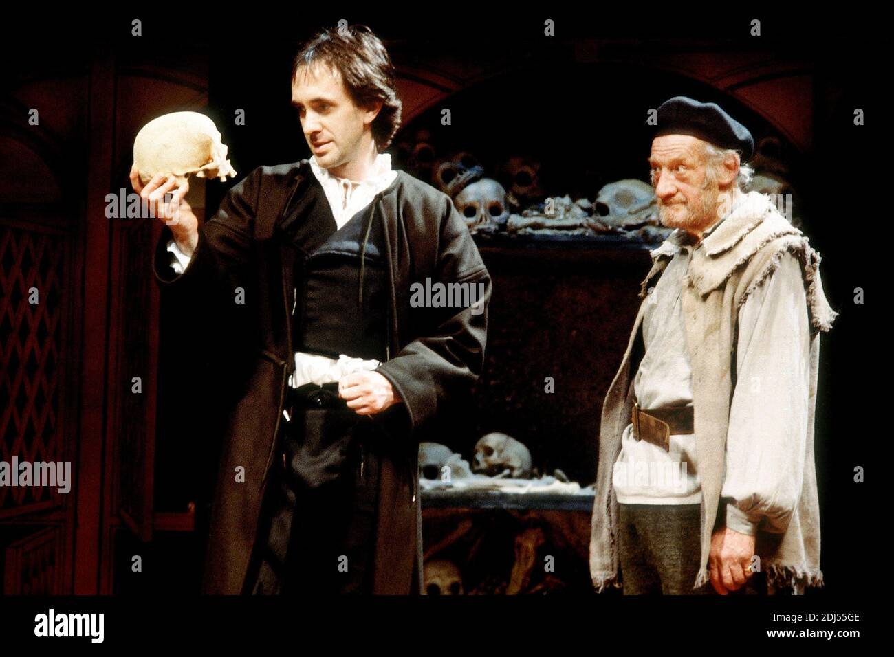 l-r: Jonathan Pryce (Hamlet), John Barrett (Grave Digger) in HAMLET by Shakespeare at the Royal Court Theatre, London  02/04/1980  set design: William Dudley   costumes: Sue Plummer   lighting: Gerry Jenkinson   director: Richard Eyre Stock Photo