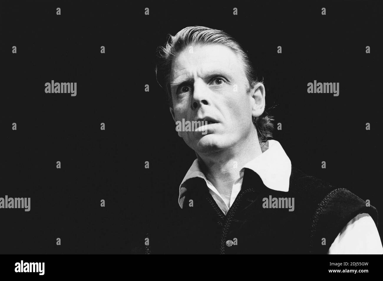 Edward Fox (Hamlet) in HAMLET by Shakespeare at the  Young Vic theatre, London SE1 05/08/1982  design: Keith Grant director: Terry Palmer Stock Photo