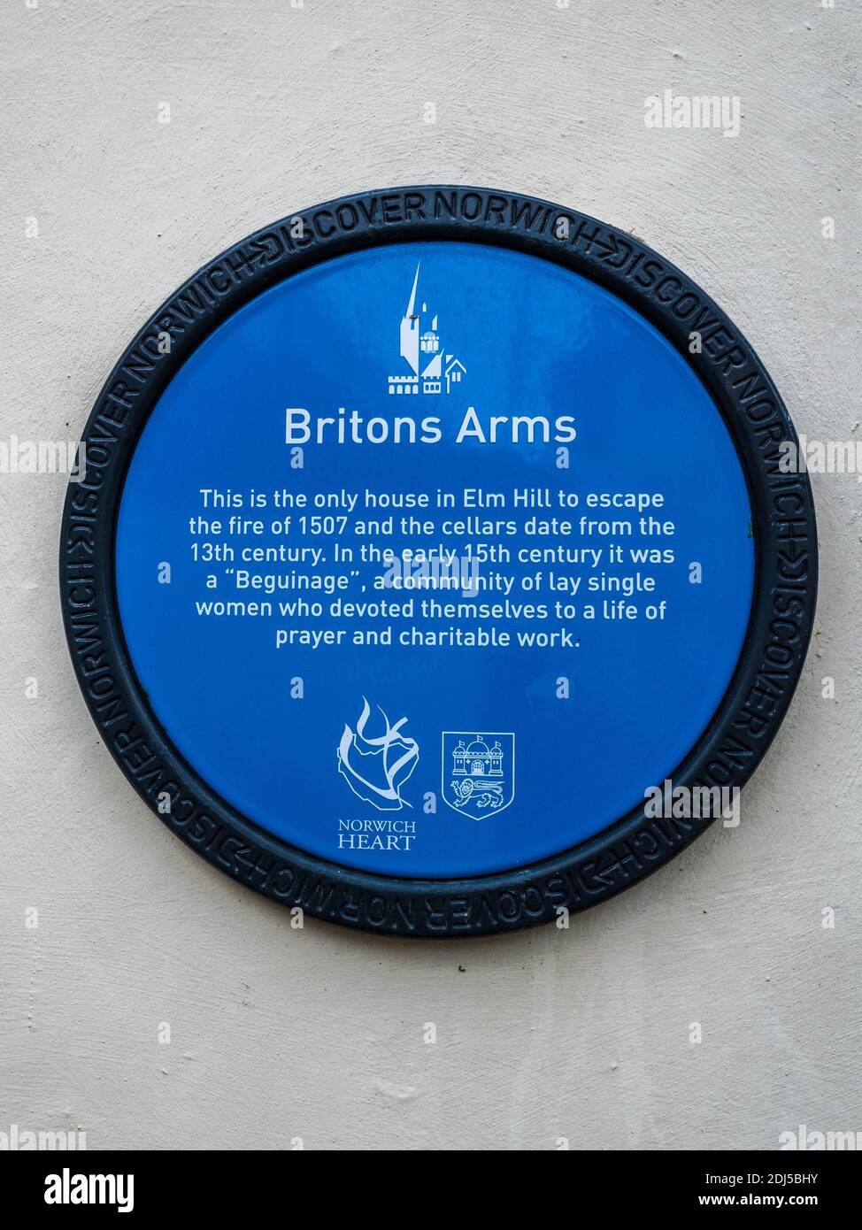 The Britons Arms Norwich UK - Blue Plaque on the wall of the Britons Arms, Coffee House and Restaurant. The house is believed to date from 1347. Stock Photo