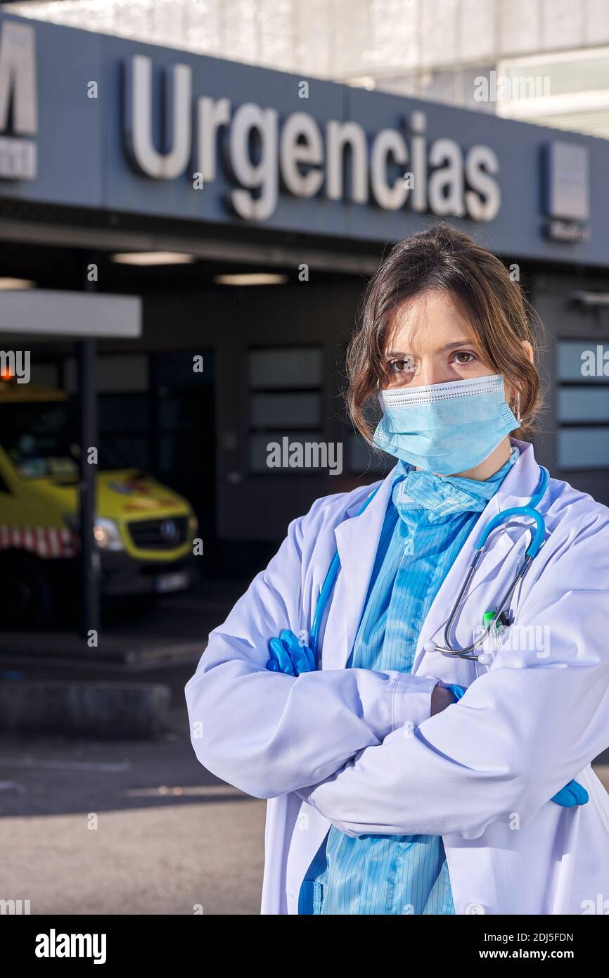 Female medic in mask hi-res stock photography and images - Alamy