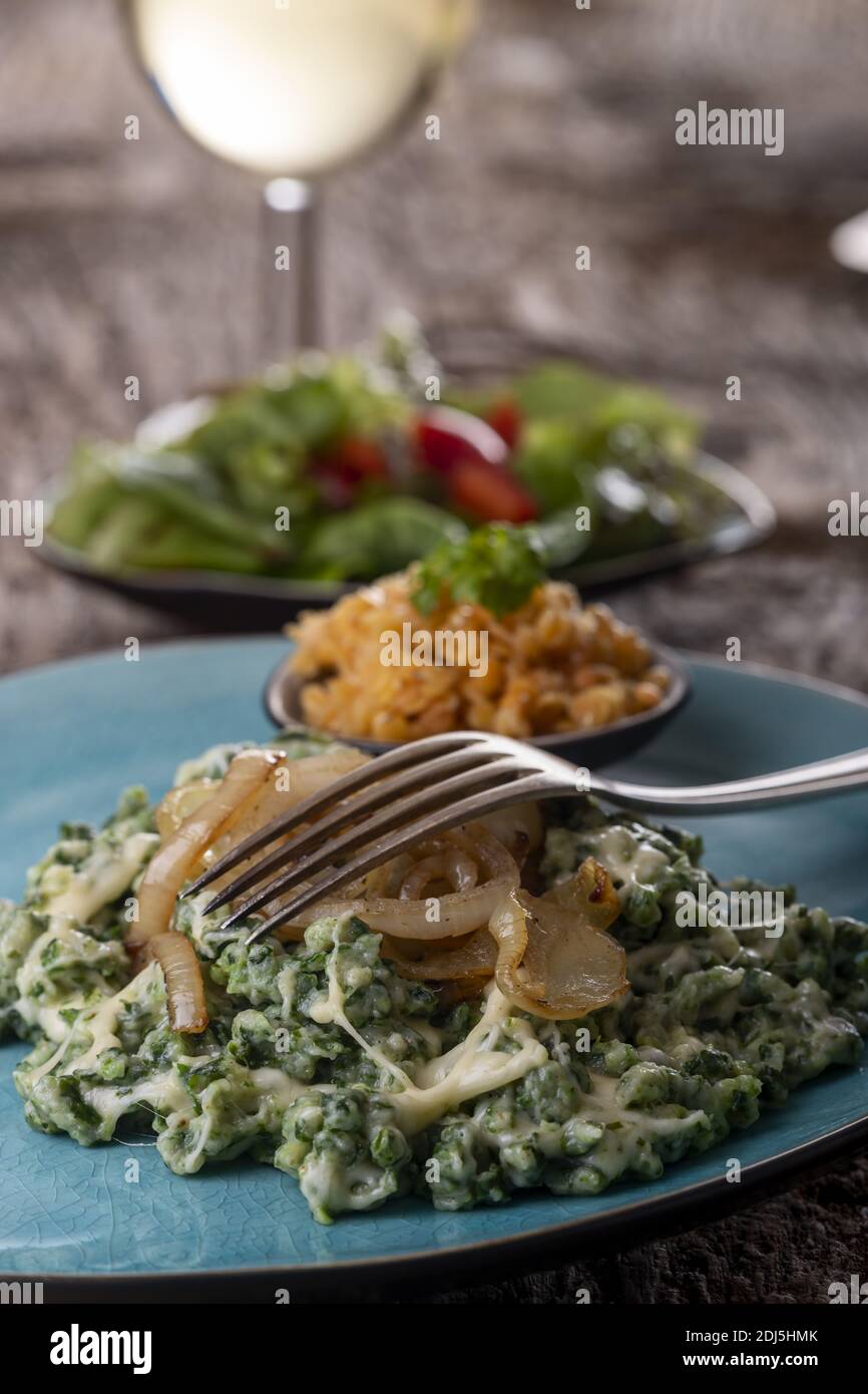 Bayerische pasta mit zwiebeln auf dem teller hi-res stock photography ...