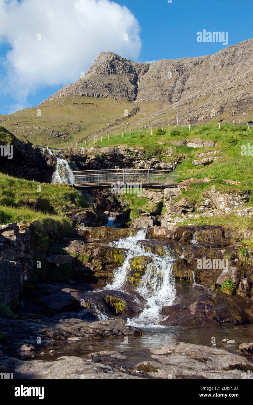Daenemark, Faeroeer, Faroeer Inseln, Insel Inseln, Vagar,  Blick auf Bour, Fjord Sorvagsfjordur, Wasserfall, Stock Photo