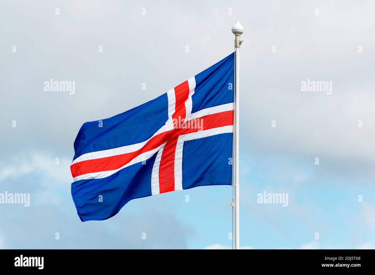 Europa, Island, Iceland, Fahne, Flagge, Nationalfahne, Fahnenmast, flattert im Wind, Stock Photo