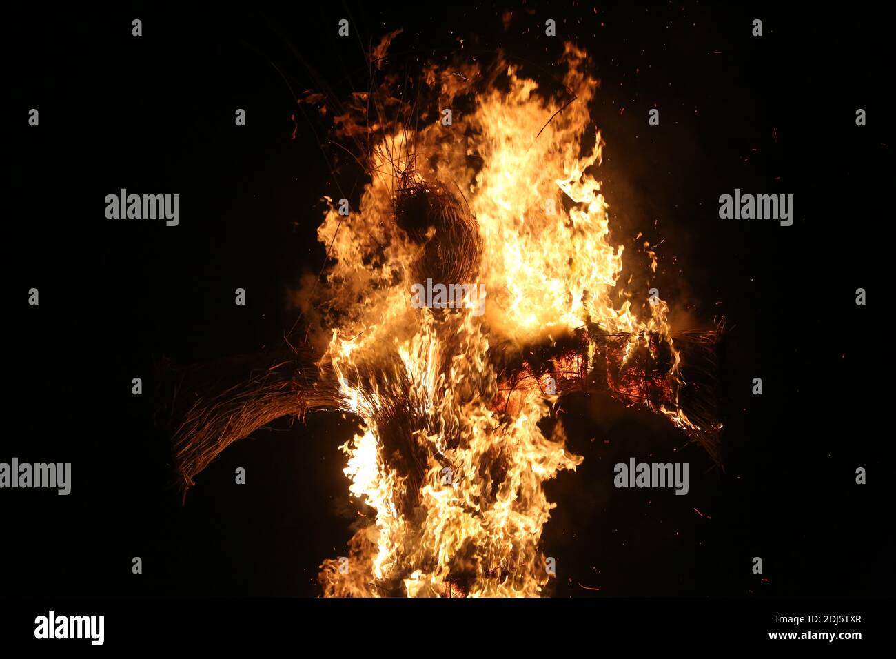 Burns a alight, A night time display of light and fire to celebrate Robert Burns Birth in January 1759, held at the Burns Monuments and Robert Burns Birthplace Museum, Alloway, Ayrshire, Scotland, UK.23 Jan 2016. The evening culminated in the burning of a wicker man Stock Photo