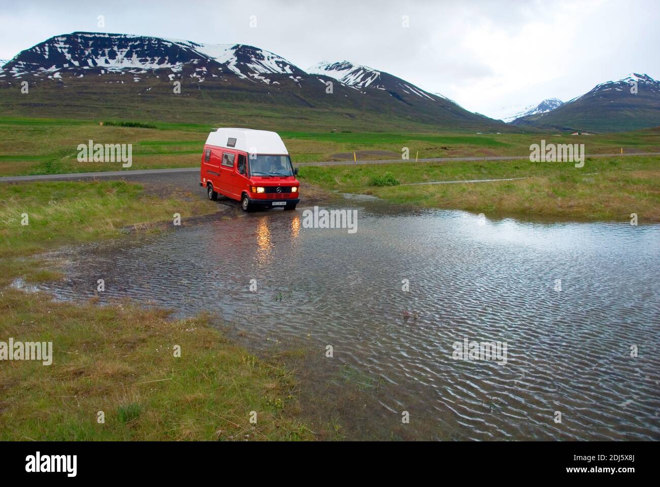 Europa, Island, Iceland, Auto im Wasser bei Skrida, Hochwasser, Flusslauf aendert sich nach Regen, Furt, Wohnmobil Stock Photo