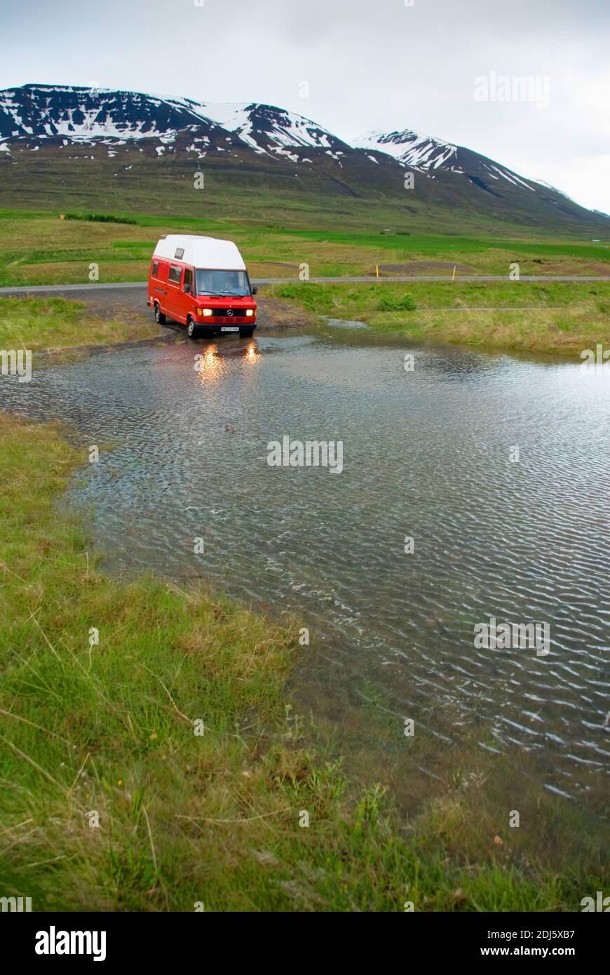 Europa, Island, Iceland, Auto im Wasser bei Skrida, Hochwasser, Flusslauf aendert sich nach Regen, Furt, Wohnmobil Stock Photo