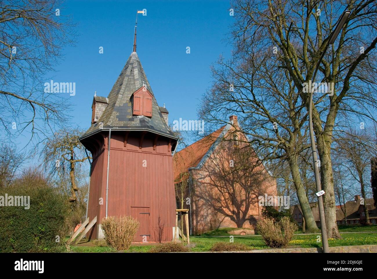 Deutschland, Schleswig-Holstein, Niebuell, Niebuell, Kirche, Christuskirche mit hoelzernem Turm Stock Photo