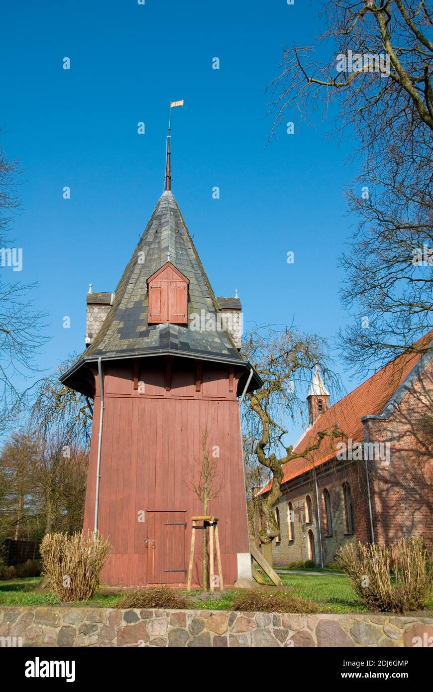 Deutschland, Schleswig-Holstein, Niebuell, Niebuell, Kirche, Christuskirche mit hoelzernem Turm Stock Photo