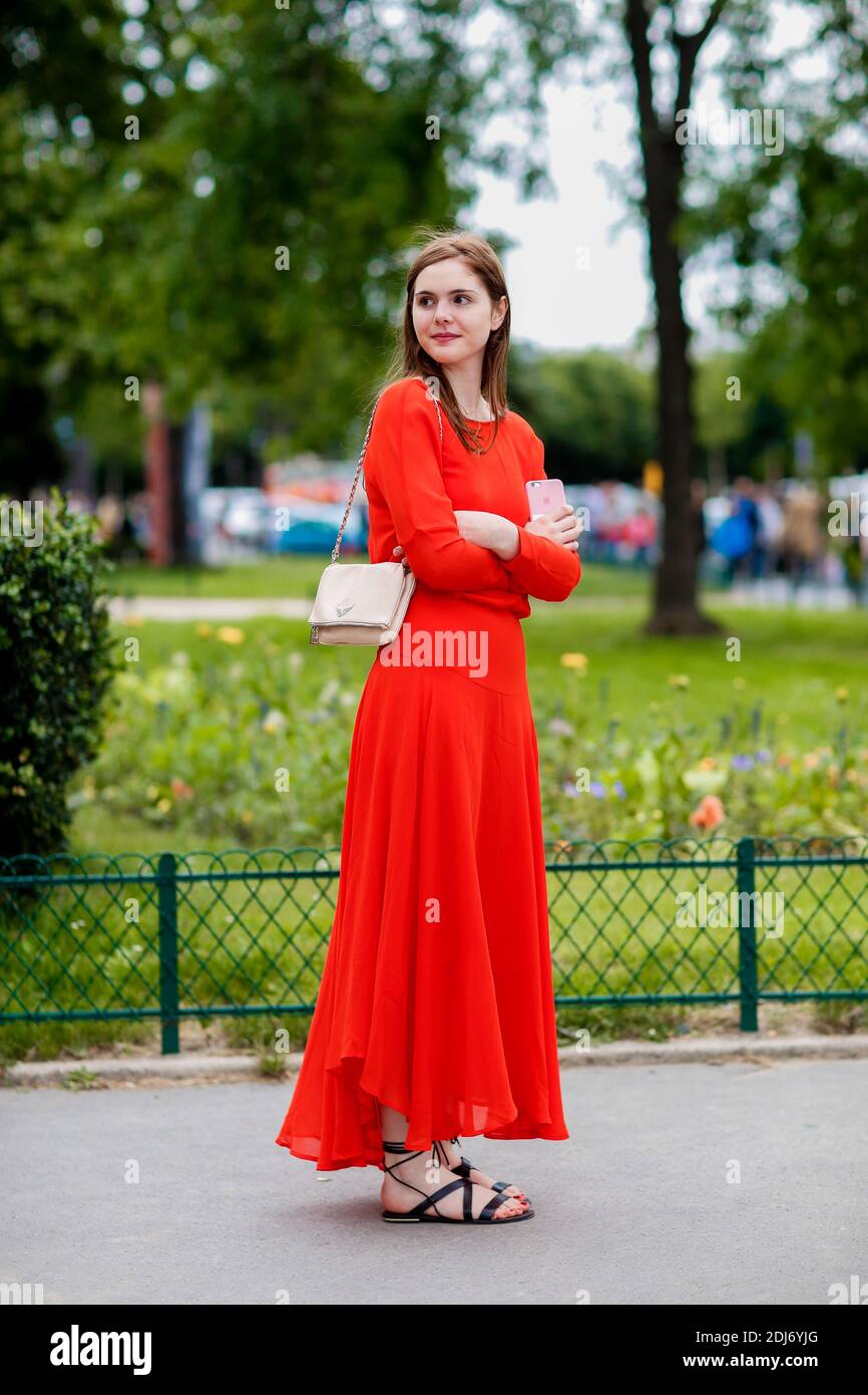 Televisie kijken rustig aan neus Street style, Flora Di Carlo arriving at Chanel Fall-Winter 2016-2017 Haute  Couture show held at Grand Palais, in Paris, France, on July 5, 2016. Photo  by Marie-Paola Bertrand-Hillion/ABACAPRESS.COM Stock Photo - Alamy