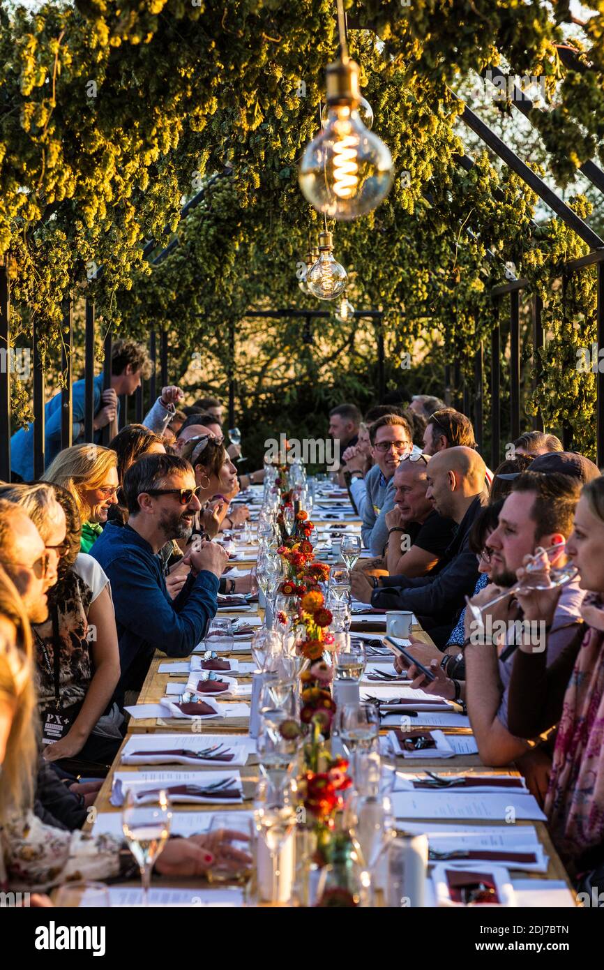 GREAT BRITAIN / England / Hertfordshire / Charming countryside is the perfect place for groups dining outdoors. Stock Photo