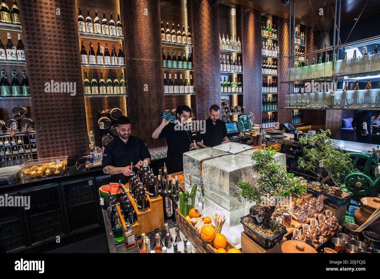 UNITED ARAB EMIRATES / Dubai /Bar with bartender at Zuma Restaurant in Dubai  United Arab Emirates Stock Photo - Alamy