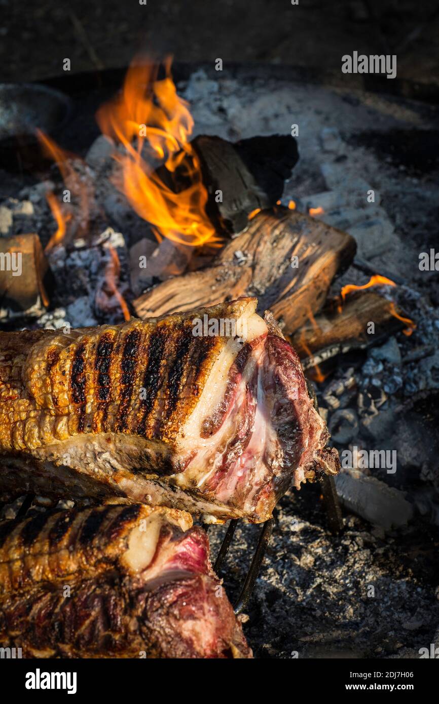 GREAT BRITAIN / England / Hertfordshire / pork roast with crackling on fire wood. Stock Photo